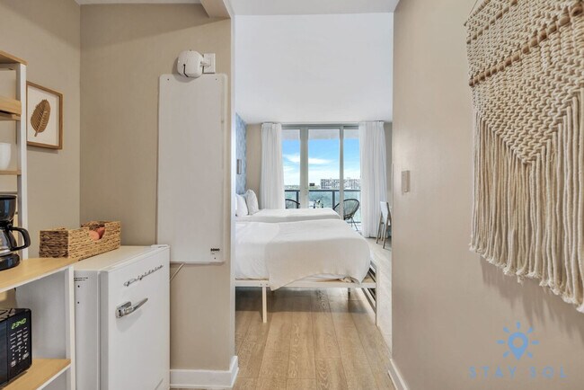 Building Photo - 2602 E Hallandale Beach Blvd