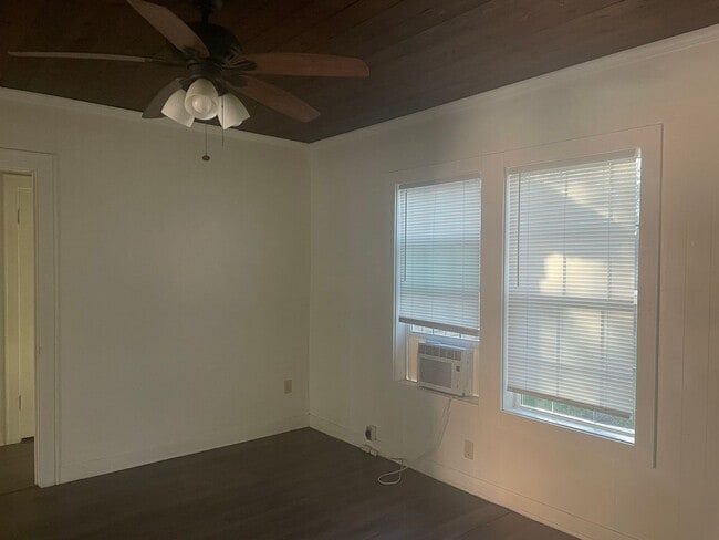 Building Photo - 2/1 with bonus room FENCED YARD PET FRIENDLY