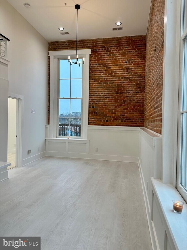 Building Photo - 171 W Davis St