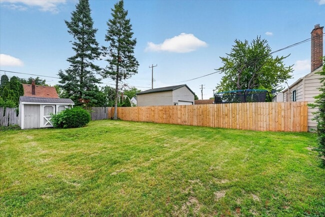 Building Photo - Charming 3-Bedroom Bungalow for Rent in Lincoln Park