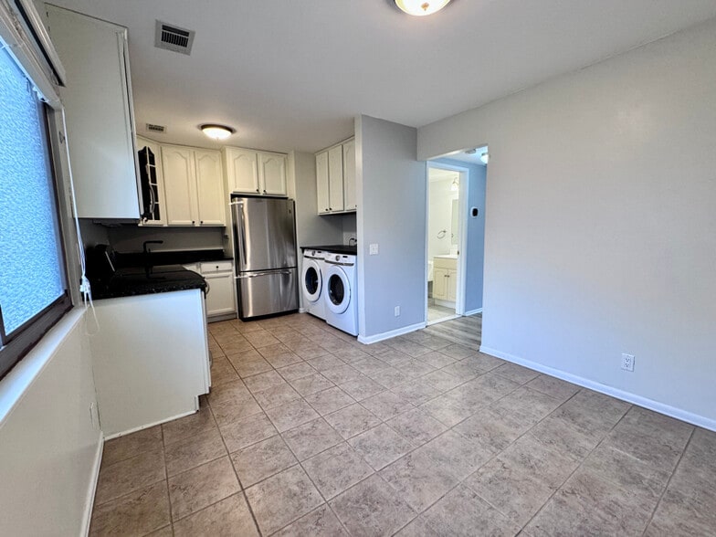 Building Photo - 2440 Glengyle Dr