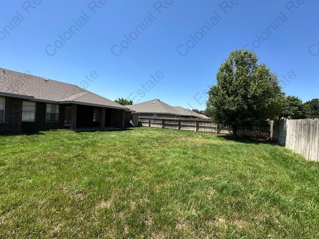 Building Photo - Spacious and nicely located on a cul-de-sac street 3 bedroom 2 bathroom home for rent.