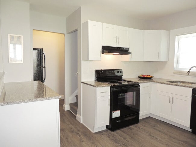 Building Photo - Completely Renovated 5 Bedroom - 1.5 Bath ...