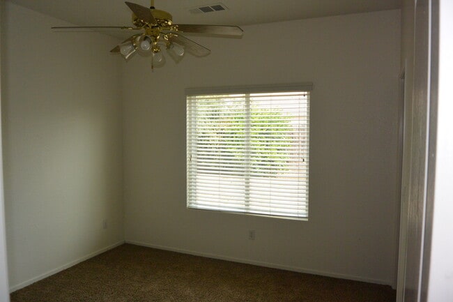 Building Photo - Beautiful 4 bedroom, 2 bath house in South...