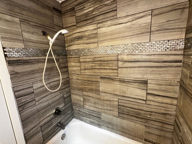 Building Photo - 2 bed 1 bath with attached garage