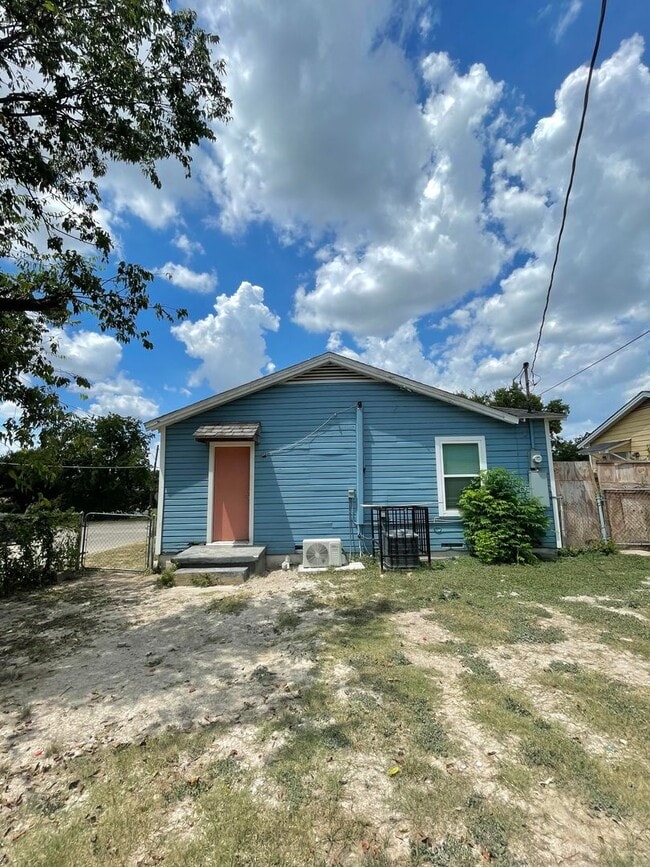 Building Photo - Cute 2 bed/1 bath House Steps Away from Park