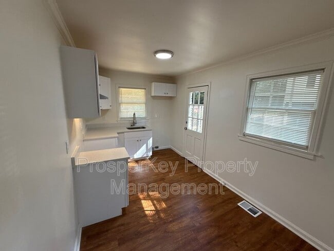 Building Photo - 340 Adelle St SE