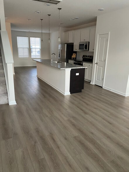 Building Photo - 4633 Forest Hills Dr