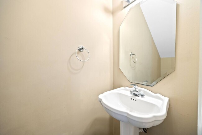 Building Photo - Three Bedroom Home!