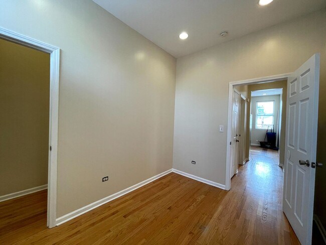 Building Photo - 2809 W Wabansia Ave