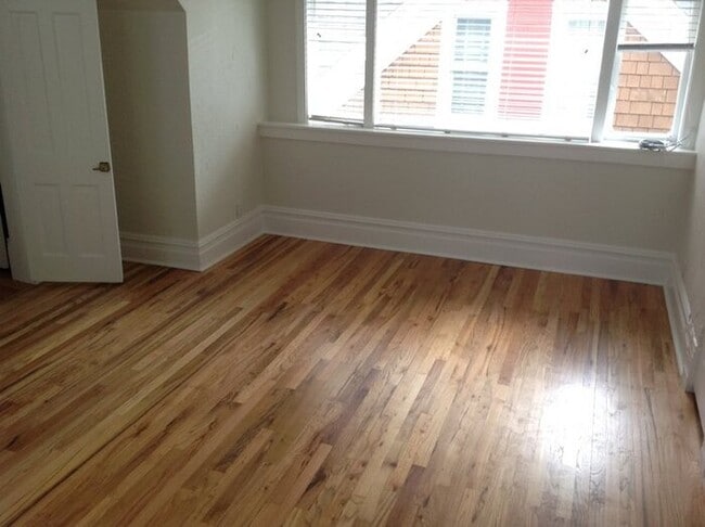 Building Photo - Avenues 2 bed upstairs unit