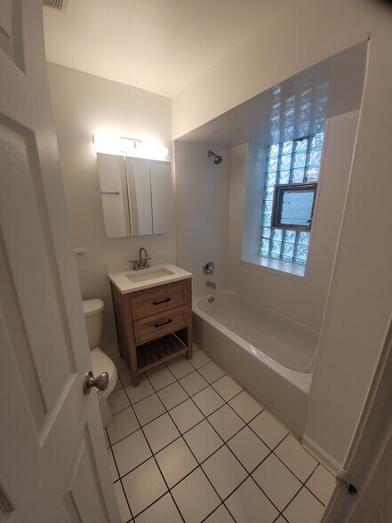 Building Photo - 6708 N Hermitage Ave