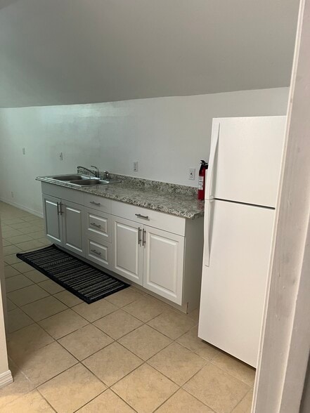 Kitchen entry - 2540 Greenwood Dr