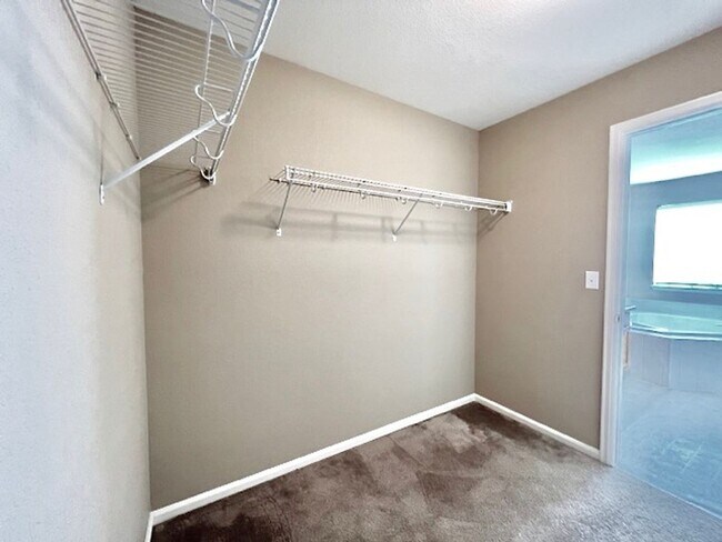 Building Photo - FABULOUS 4 BEDROOM HOME IN EASTVIEW ESTATES!!