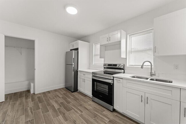 Building Photo - 606 S 13th St