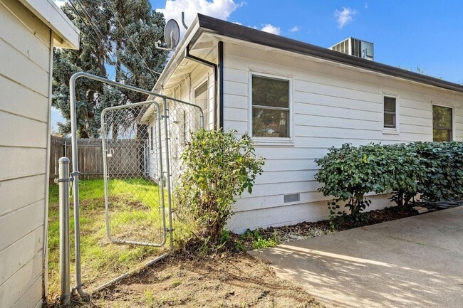 Building Photo - 8 17th St