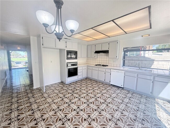 Building Photo - 46 Christamon W