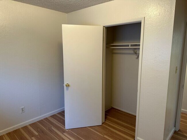Building Photo - 3 Bedroom 1 Bathroom Duplex