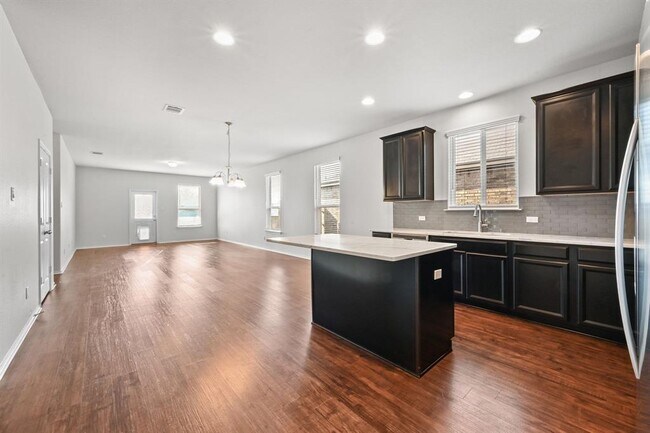 Building Photo - 524 Martha Dr