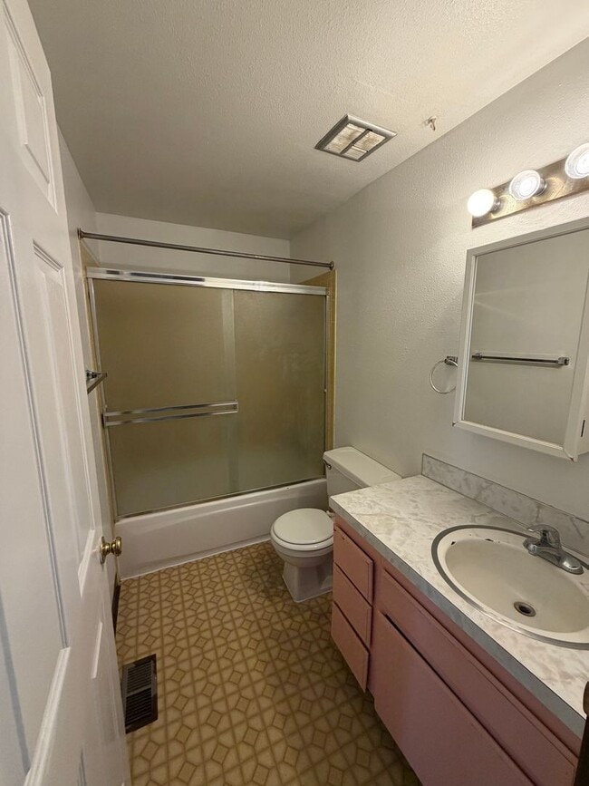 Building Photo - 2bdrm, 1 bath apartment in Moyina Heights. Water,sewer & garbage included