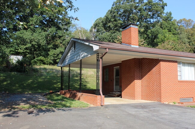 Space to park and turn around - 133 Rockdale Ave