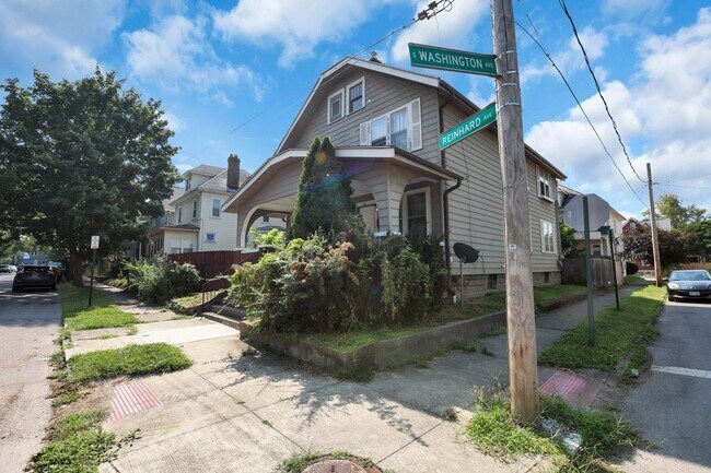 Building Photo - 461-463 Reinhard Ave