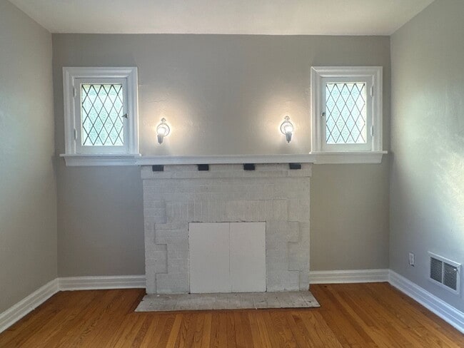 Building Photo - GORGEOUS 3 Bed 1 Bath w/Large Fenced Yard