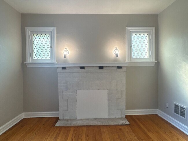 Building Photo - Updated 3 Bed 1 Bath w/Large Yard