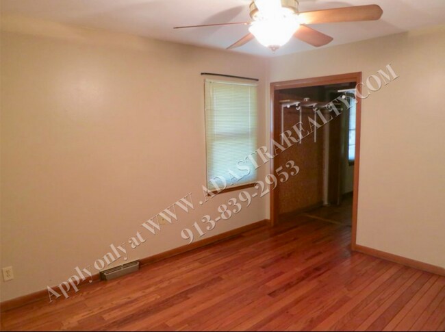 Building Photo - Beautiful 3 Bed/1 Bath Home in KCMO-Availa...