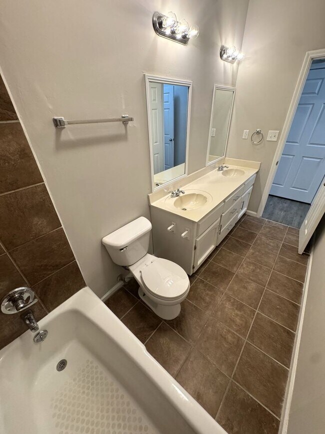 Building Photo - 620 Pinecrest Dr