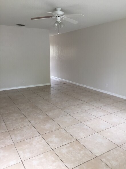 Building Photo - 415 Fox Pl