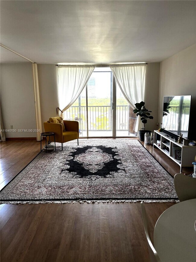 Building Photo - 2500 NE 135th St