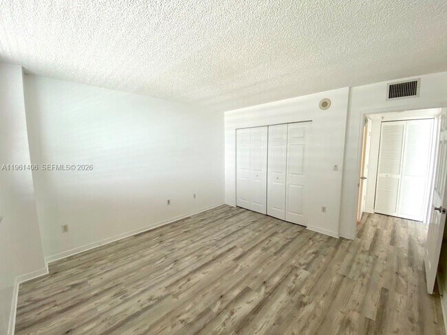 Building Photo - 1155 Brickell Bay Dr