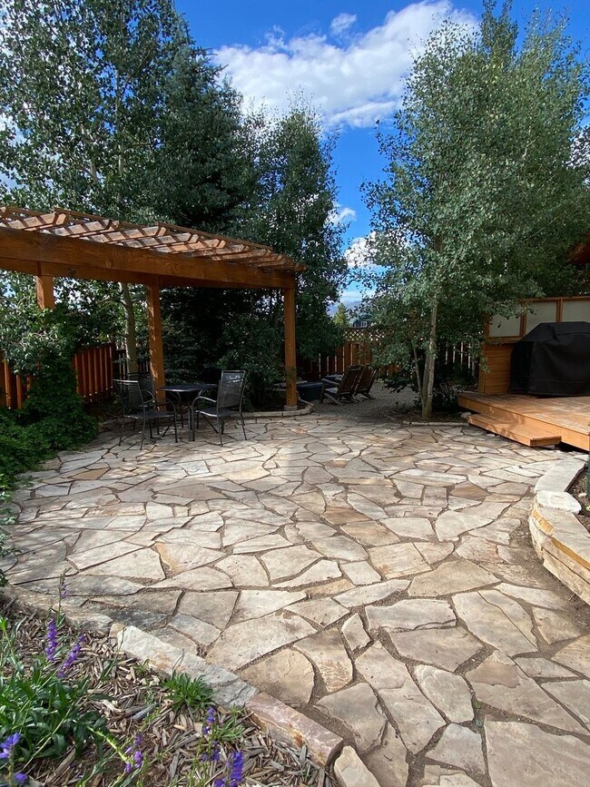 Building Photo - Extended Winter Rental!  Beautiful 3bed/2 ...