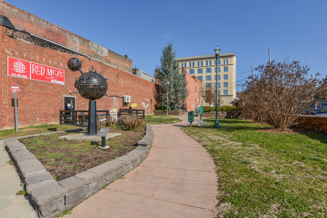 Building Photo - 403 S Roan St