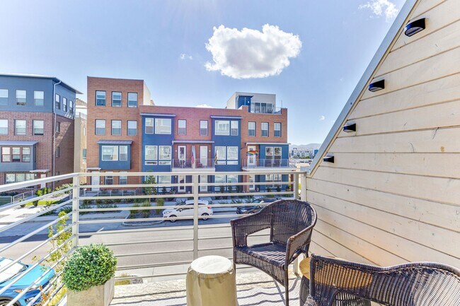 Building Photo - Beautiful Townhome in Daybreak
