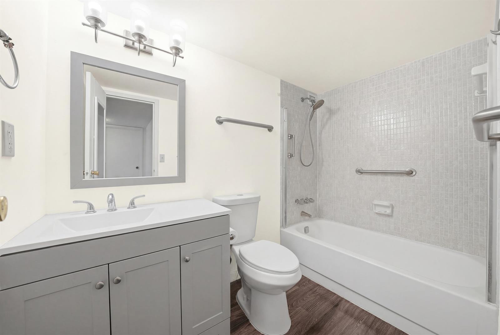 Building Photo - 1000 Parkview Dr