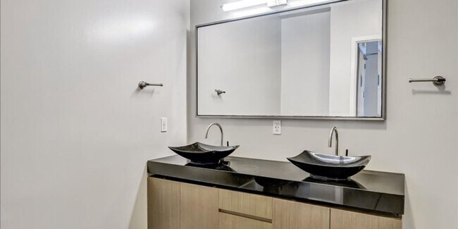 Building Photo - Sophisticated & Chic 2-Level Loft in SOMA ...