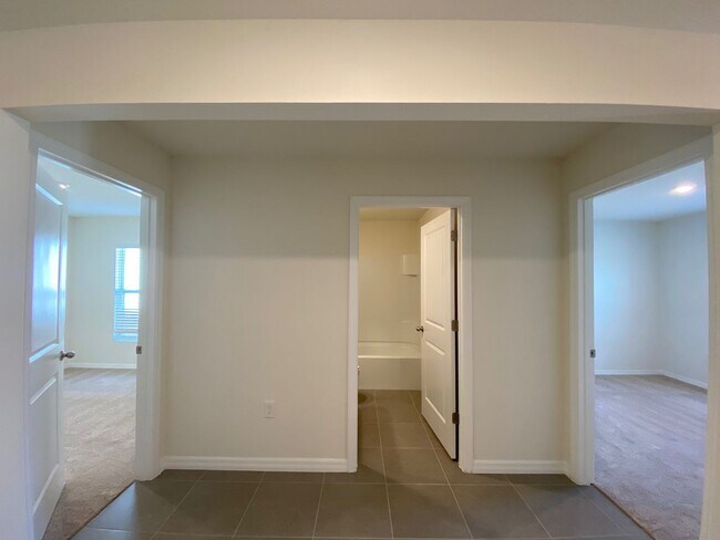 Building Photo - Desirable Lake Diamond Subdivision 3/2/2 **Won't Last**