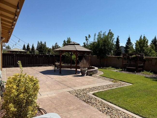 Building Photo - Newer Modern 4 Bedroom 3.5 Bath w/ Bedroom...
