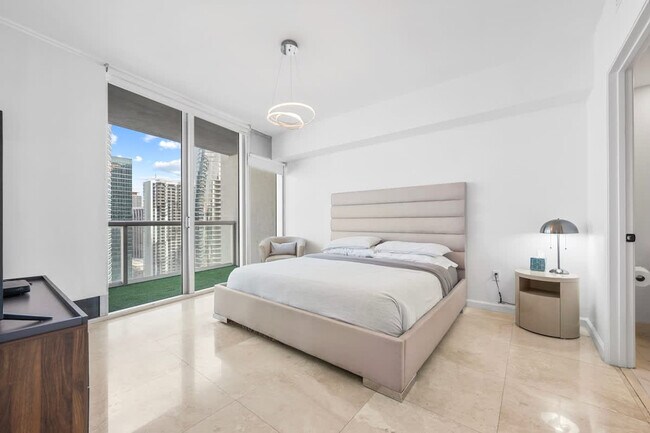 Building Photo - 495 Brickell Ave