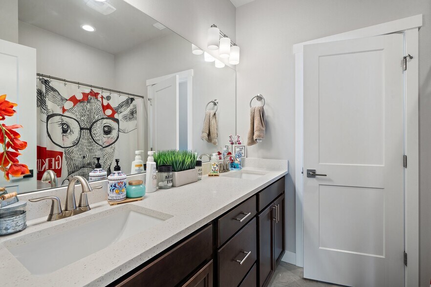 Upstairs Bathroom (full) - 1182 NE Sockeye Ct