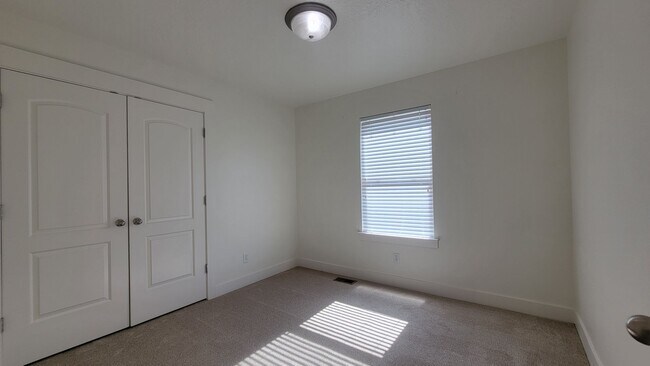 Building Photo - Large and Spacious Lehi Home