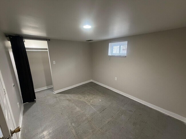 Building Photo - For rent - Spacious 3 Bed / 2 Bath Home