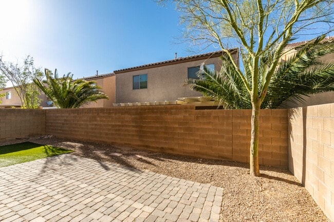 Building Photo - Upgraded spacious 4bedroom home near Mountains Edge!