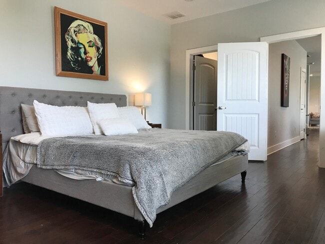 Building Photo - BEAUTIFUL, OPEN TOWNHOUSE CLOSE TO DOWNTOWN