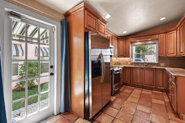 Building Photo - 194 Almeria Rd