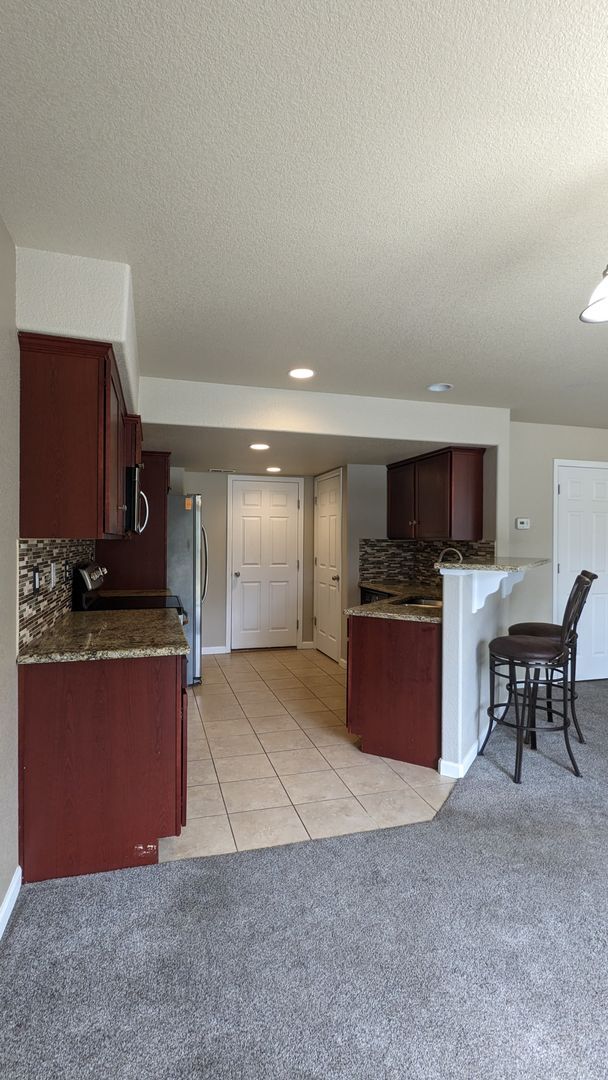 Building Photo - 3 BED/2.5 BATH END UNIT TOWNHOME W/PATIO & 2-CAR GARAGE!