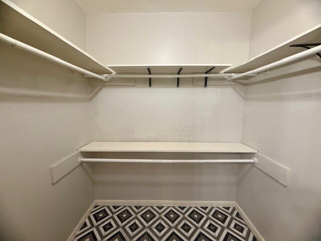 Building Photo - 5019 Oak Forest Dr