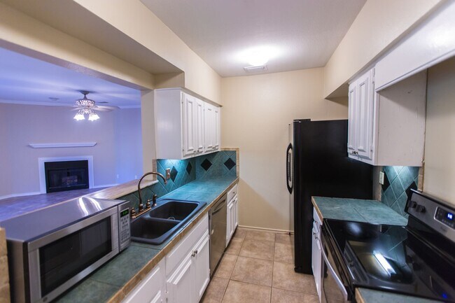 Building Photo - 2 Bedroom, 2 Bath Condo